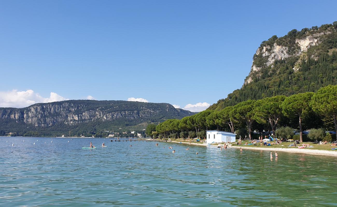 Spiaggia La Rocca'in fotoğrafı gri çakıl taşı yüzey ile