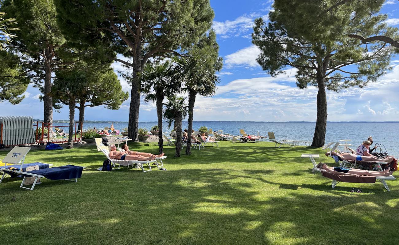 Lido Mirabello Beach'in fotoğrafı çim yüzey ile
