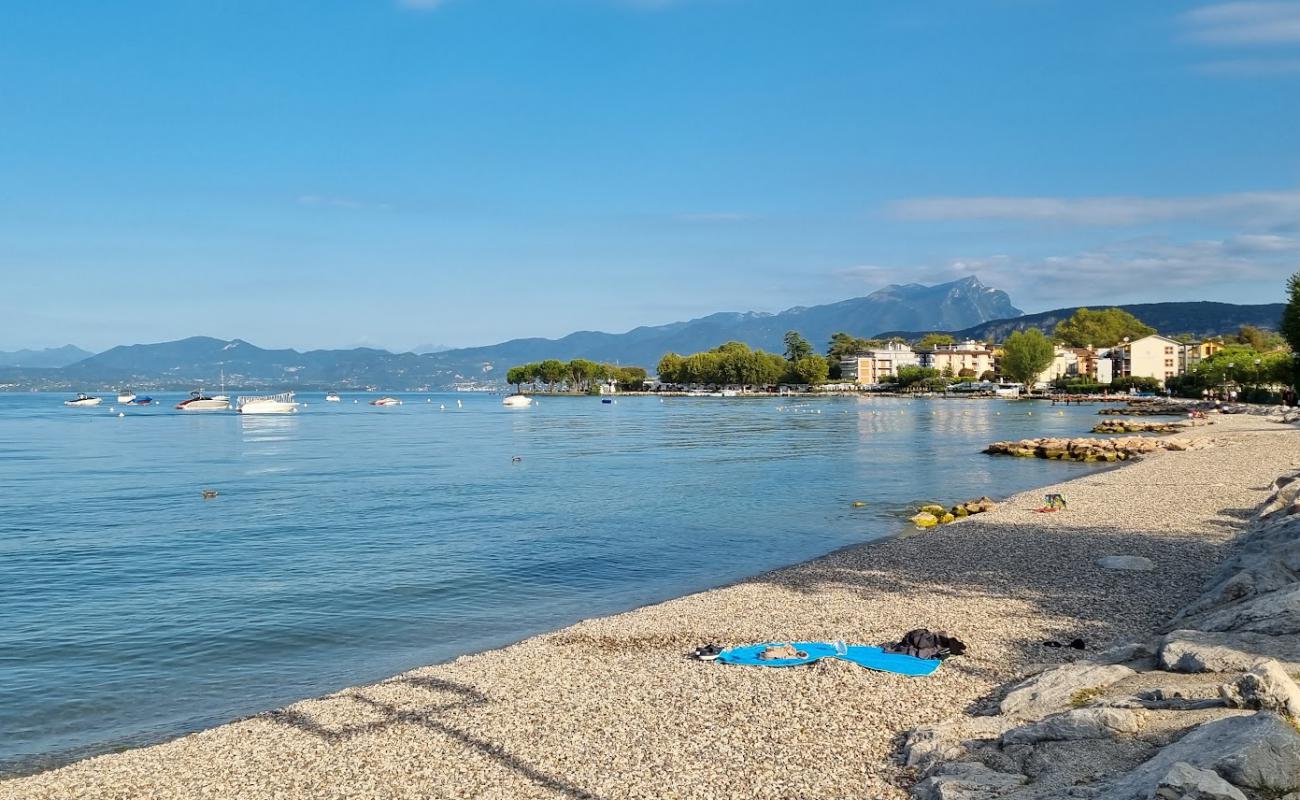 Lido di Cisano Beach'in fotoğrafı çim yüzey ile