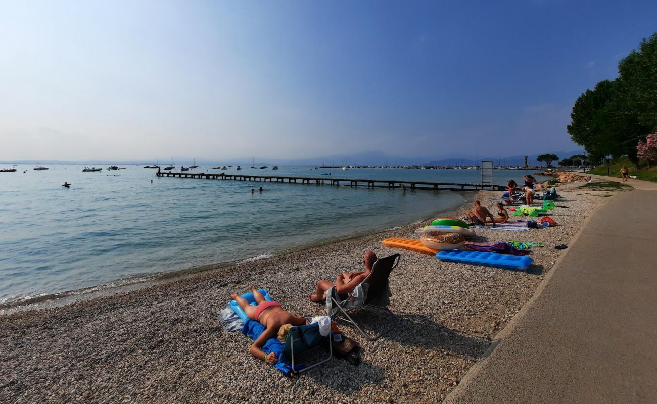 Porto di Pacengo Beach'in fotoğrafı gri kum ve çakıllar yüzey ile