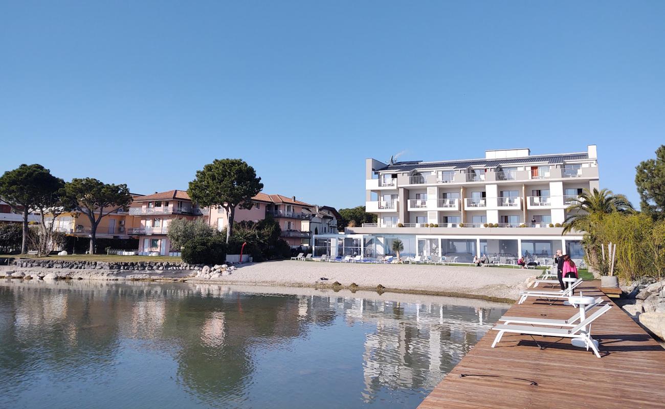 Ocelle Sirmione Beach'in fotoğrafı küçük gri çakıllar yüzey ile