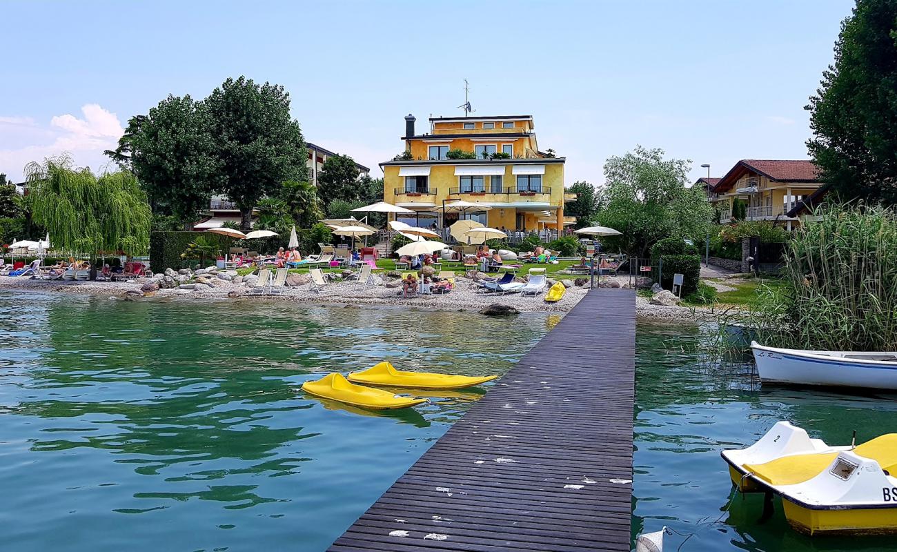 La Rondine Beach'in fotoğrafı gri çakıl taşı yüzey ile