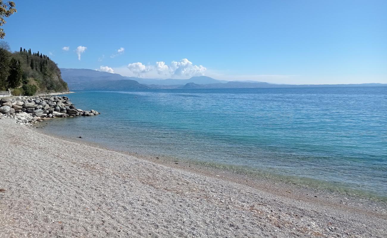 Dusano Beach'in fotoğrafı gri çakıl taşı yüzey ile