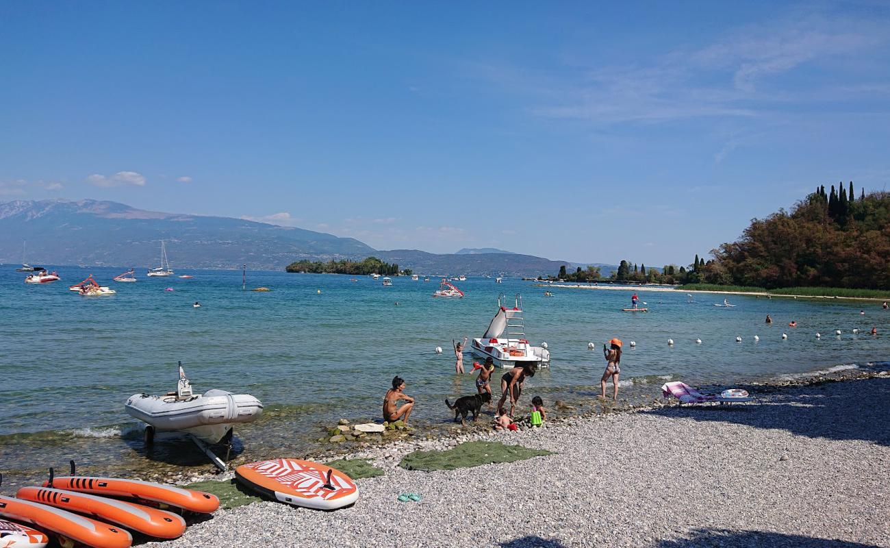 Baia del Vento Beach'in fotoğrafı küçük gri çakıllar yüzey ile
