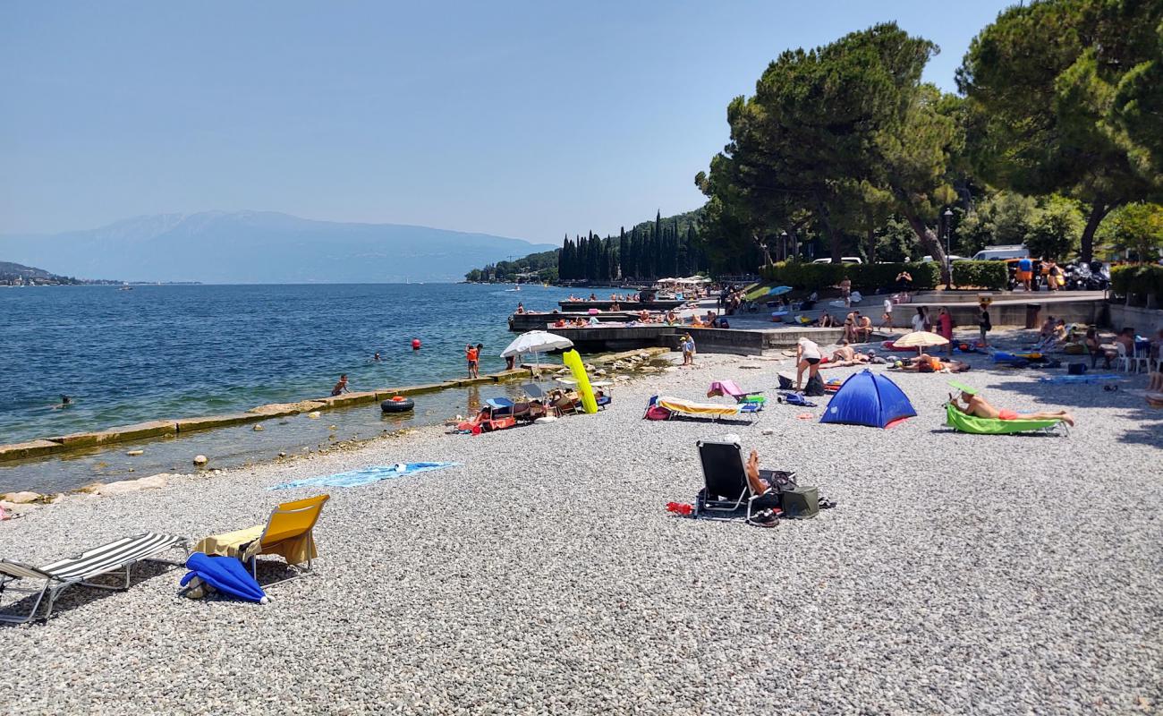 Spiaggia Salò'in fotoğrafı gri çakıl taşı yüzey ile