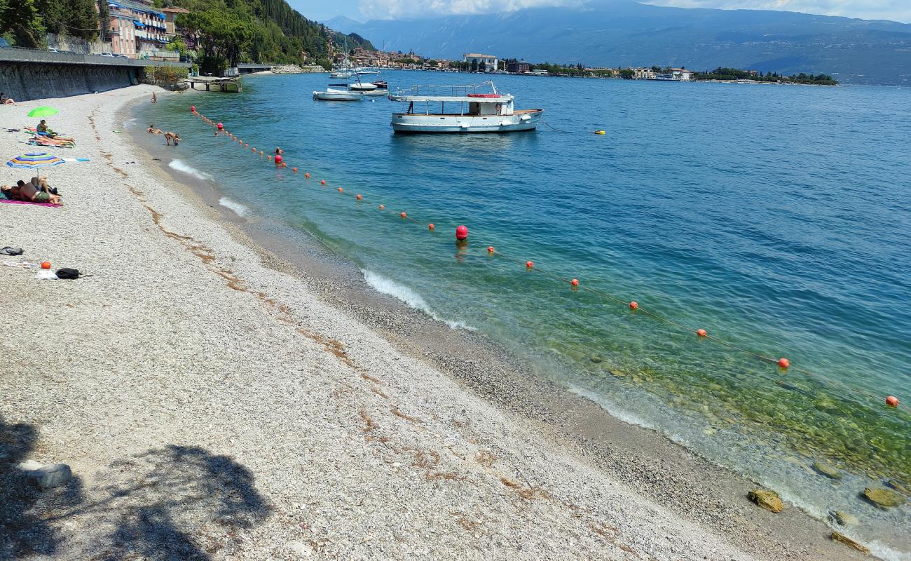 Benella Beach'in fotoğrafı küçük gri çakıllar yüzey ile