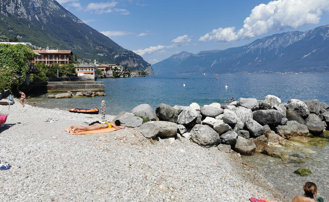Spiaggia Lido dei Limoni'in fotoğrafı gri çakıl taşı yüzey ile