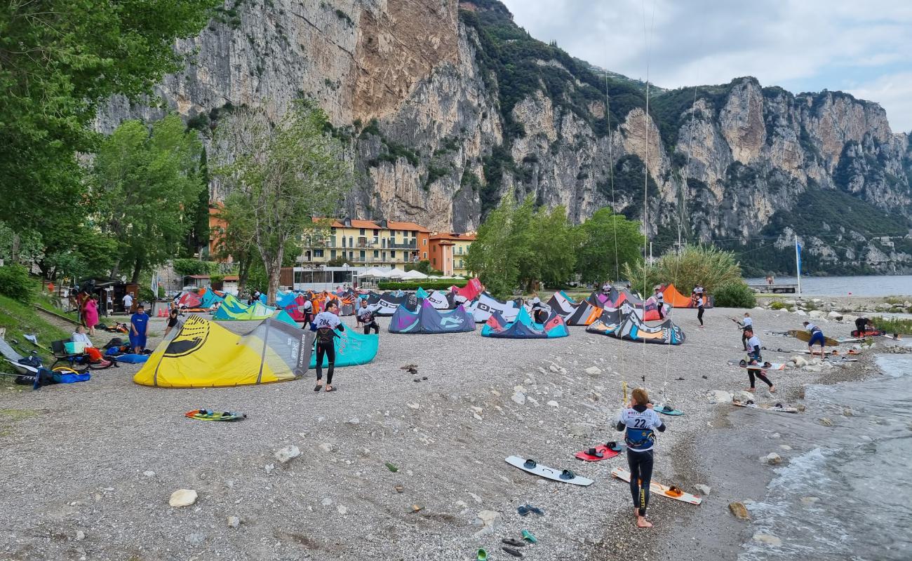 Spiaggia Campione del Garda'in fotoğrafı gri çakıl taşı yüzey ile