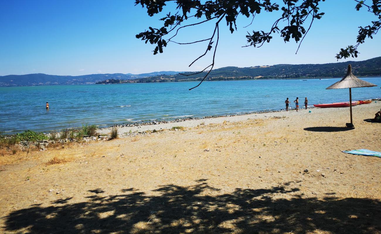 Spiaggia dell Isola Polvese'in fotoğrafı parlak kum yüzey ile