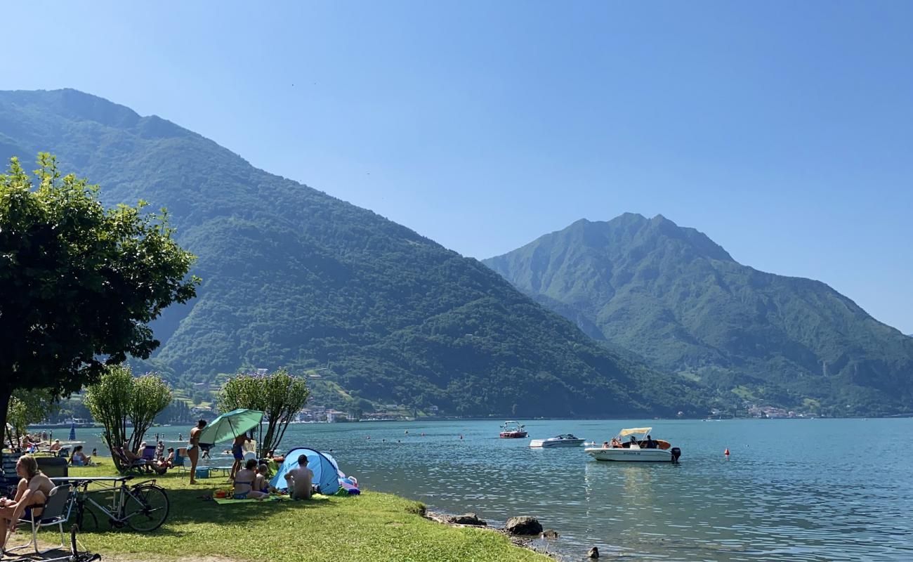 Pisogne Beach'in fotoğrafı küçük gri çakıllar yüzey ile