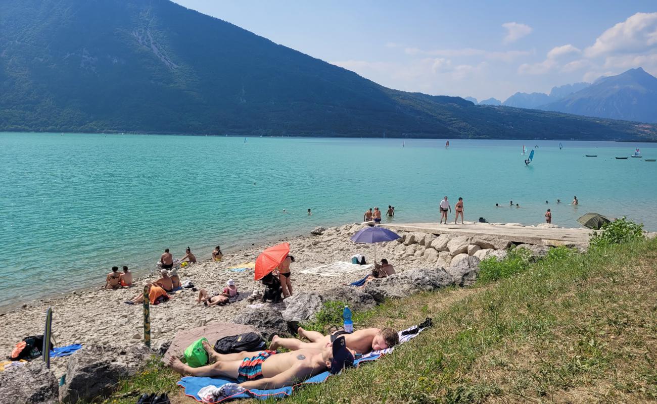 Spiaggia d'Alpago'in fotoğrafı taşlar yüzey ile