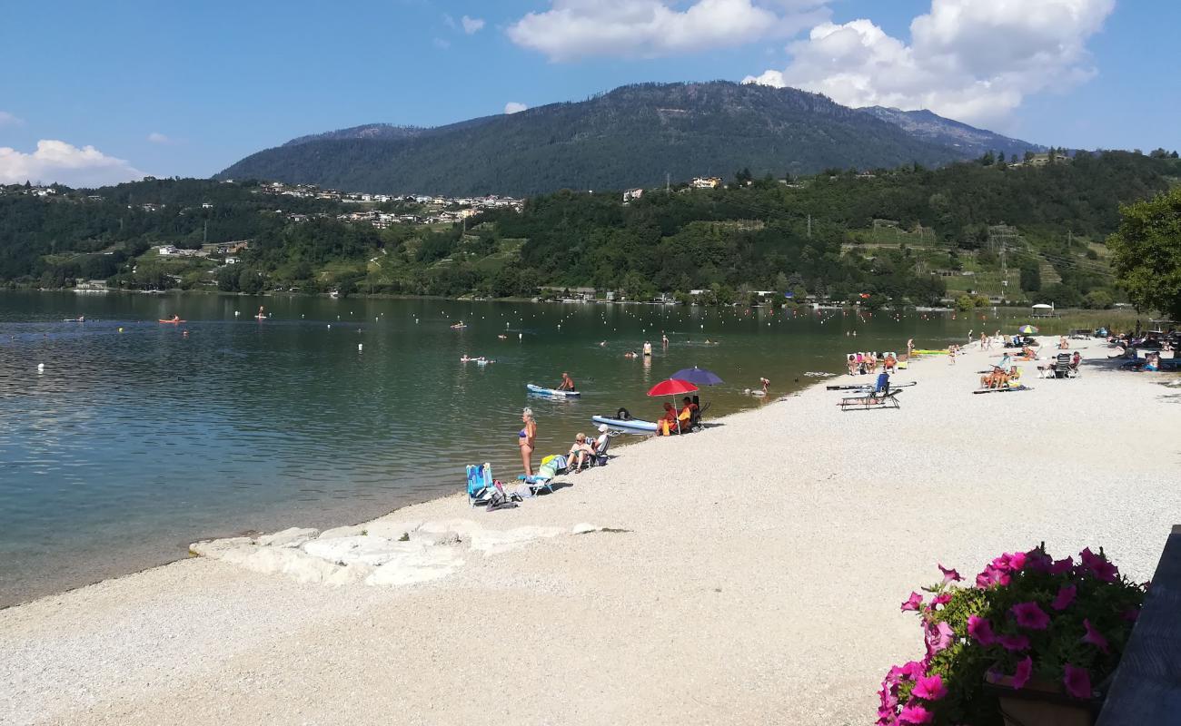 Caldonazzo Beach'in fotoğrafı gri çakıl taşı yüzey ile