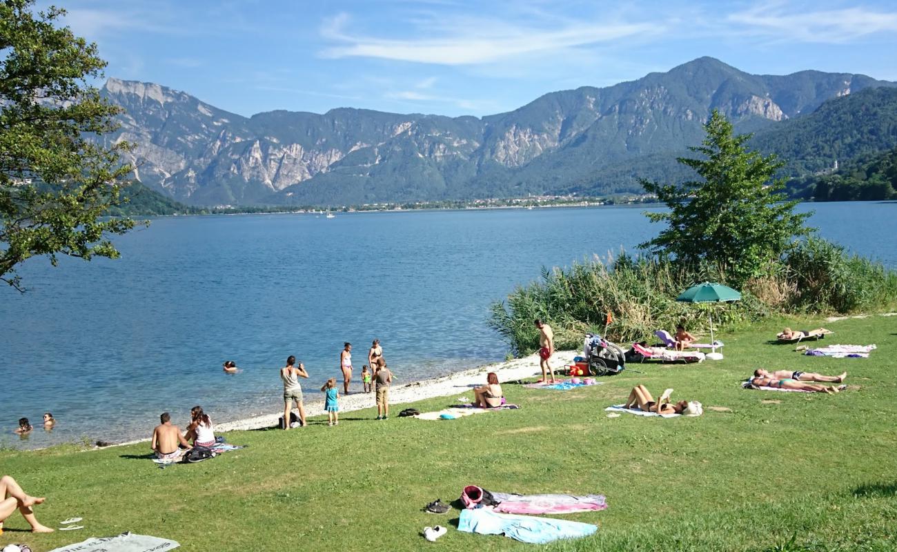 Punta Indiani Beach'in fotoğrafı çim yüzey ile