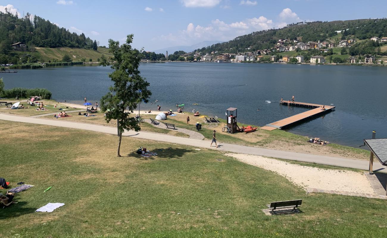 Spiaggetta sul lago Serraia'in fotoğrafı gri ince çakıl taş yüzey ile