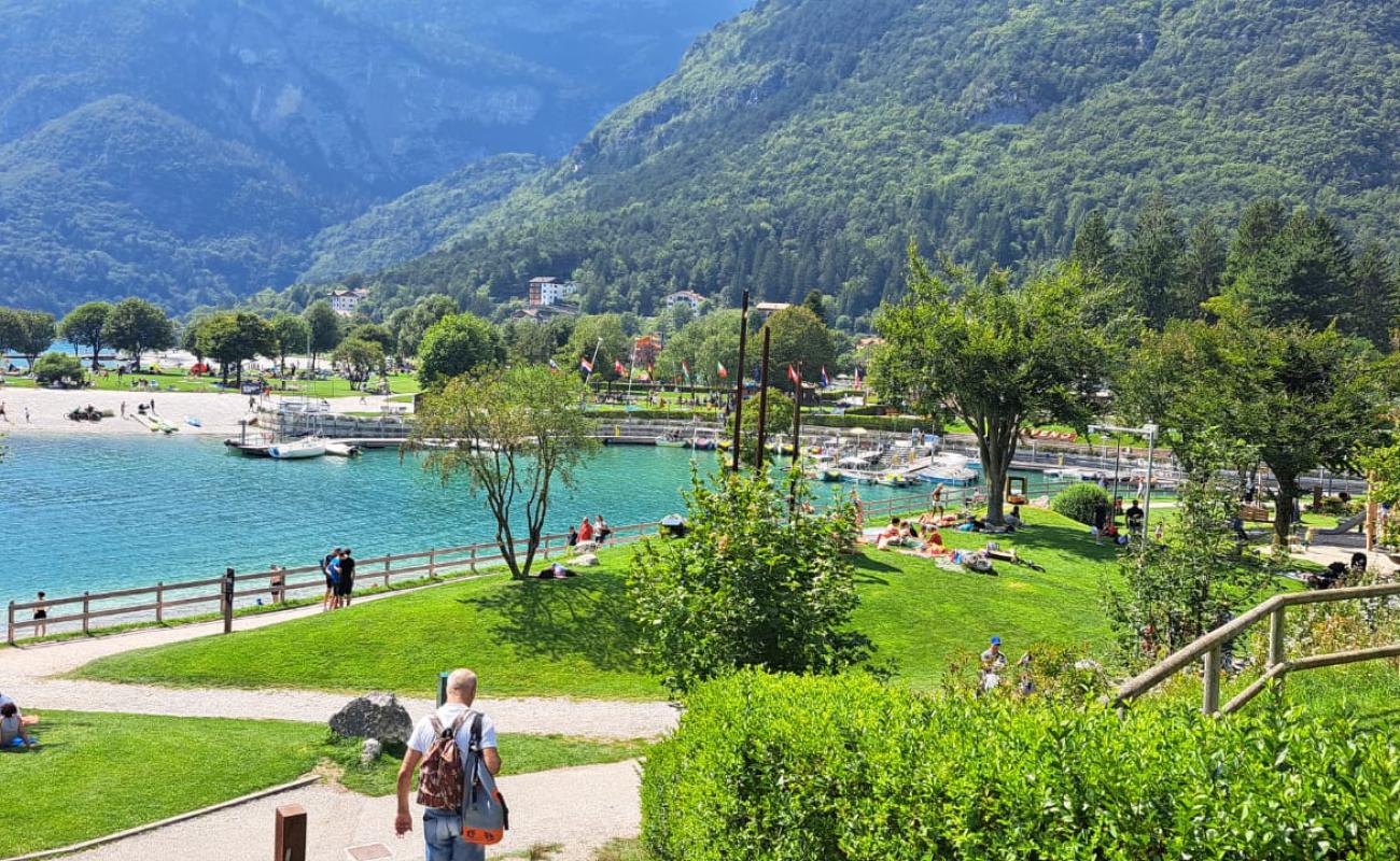 Spiaggia Lago Di Molveno'in fotoğrafı gri ince çakıl taş yüzey ile