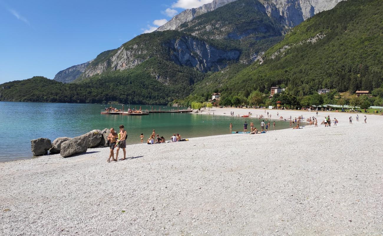 Spiaggia Piscine di Molveno'in fotoğrafı gri ince çakıl taş yüzey ile