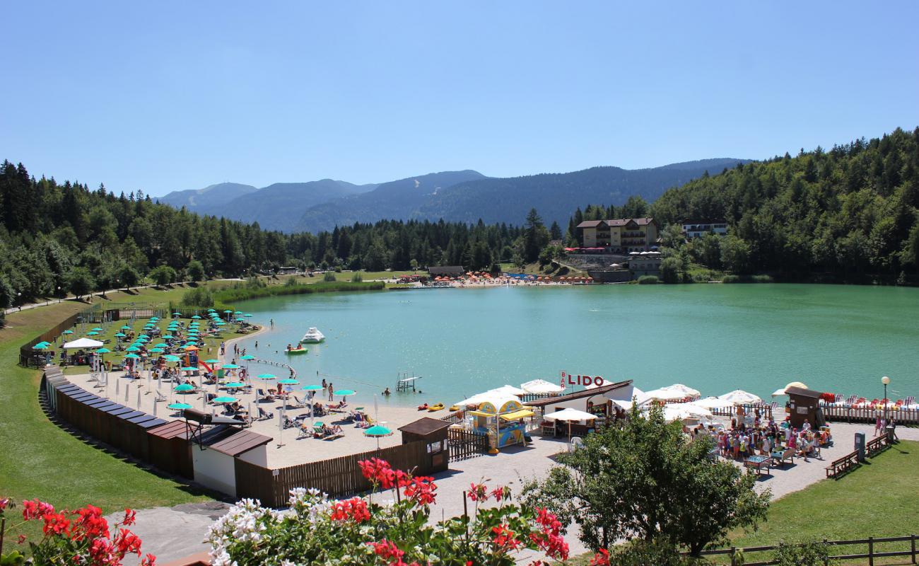 Lido Bau Beach - Lago di Lavarone'in fotoğrafı çim yüzey ile