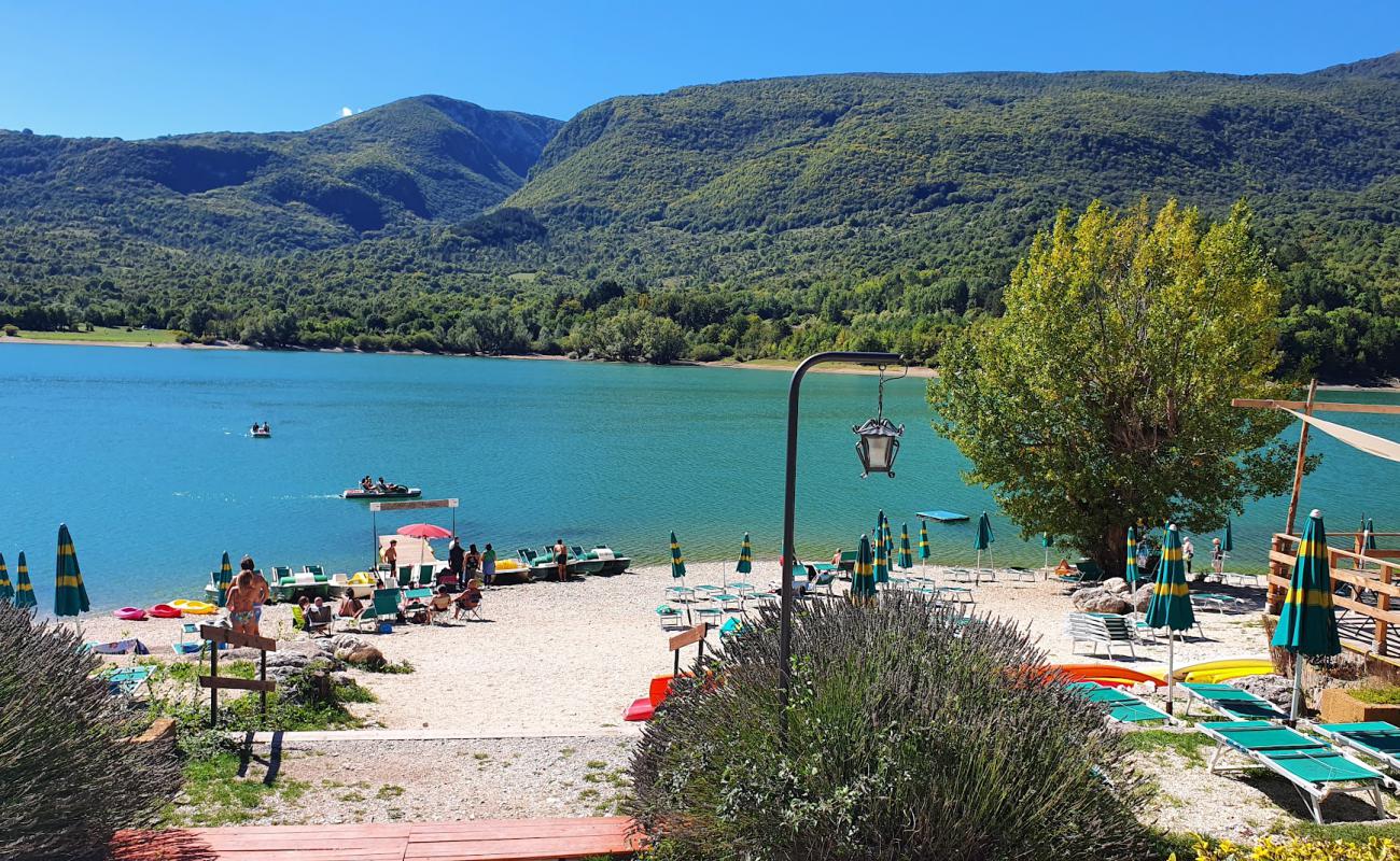 La Gravara Beach- Lago di Barrea'in fotoğrafı kayalık arazi yüzey ile