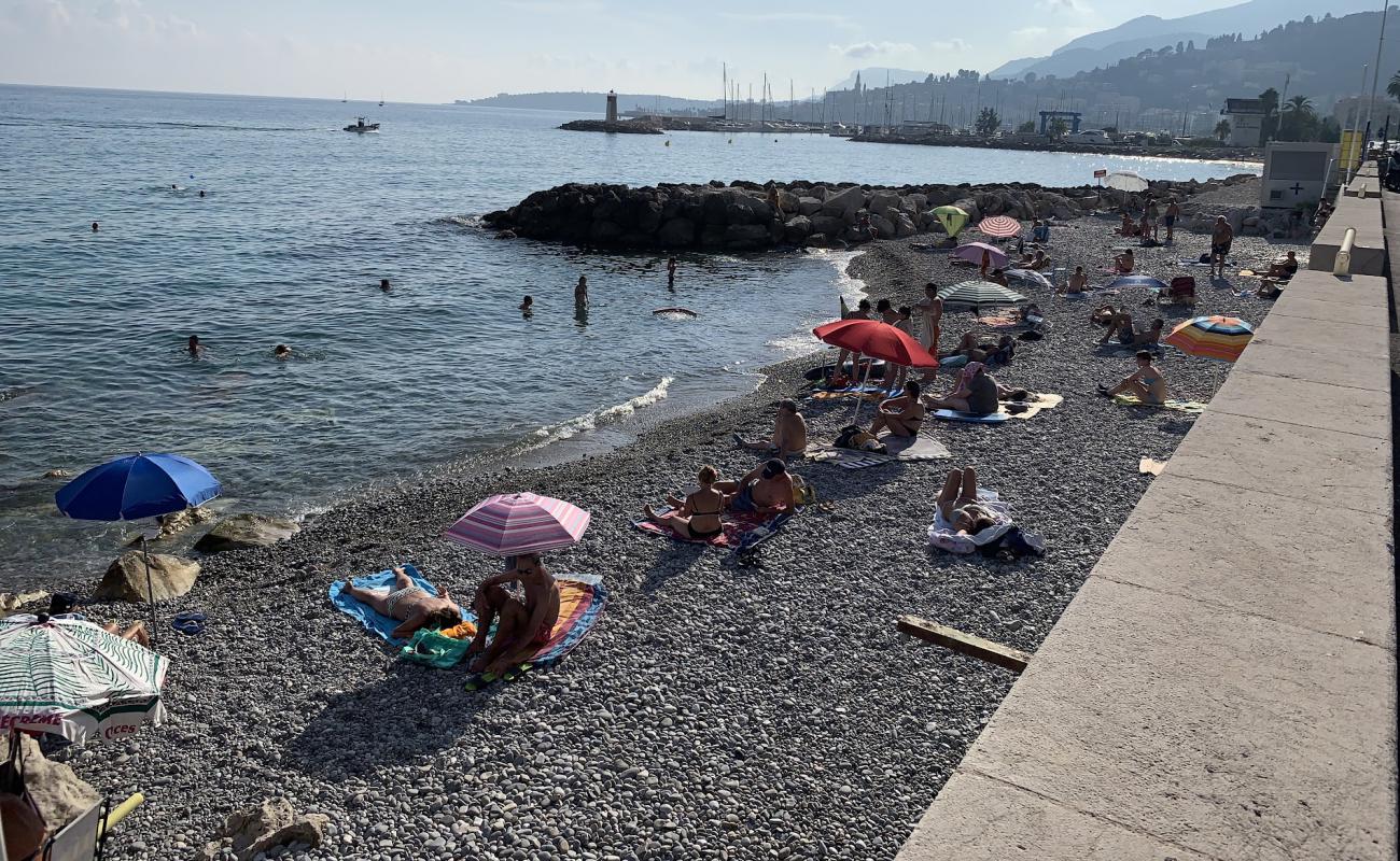 Plage de Garavan'in fotoğrafı gri kum ve çakıllar yüzey ile