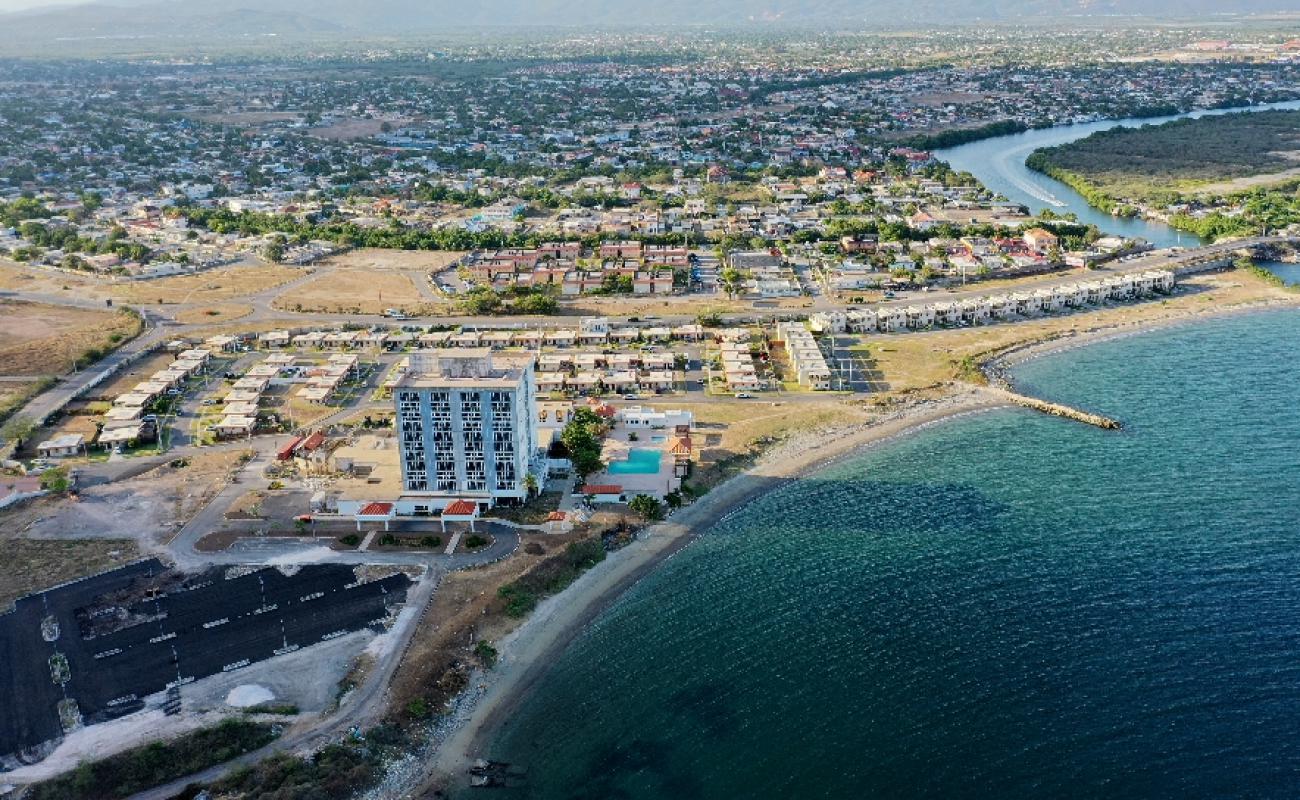 Bayside Beach'in fotoğrafı bej kum ve kayalar yüzey ile