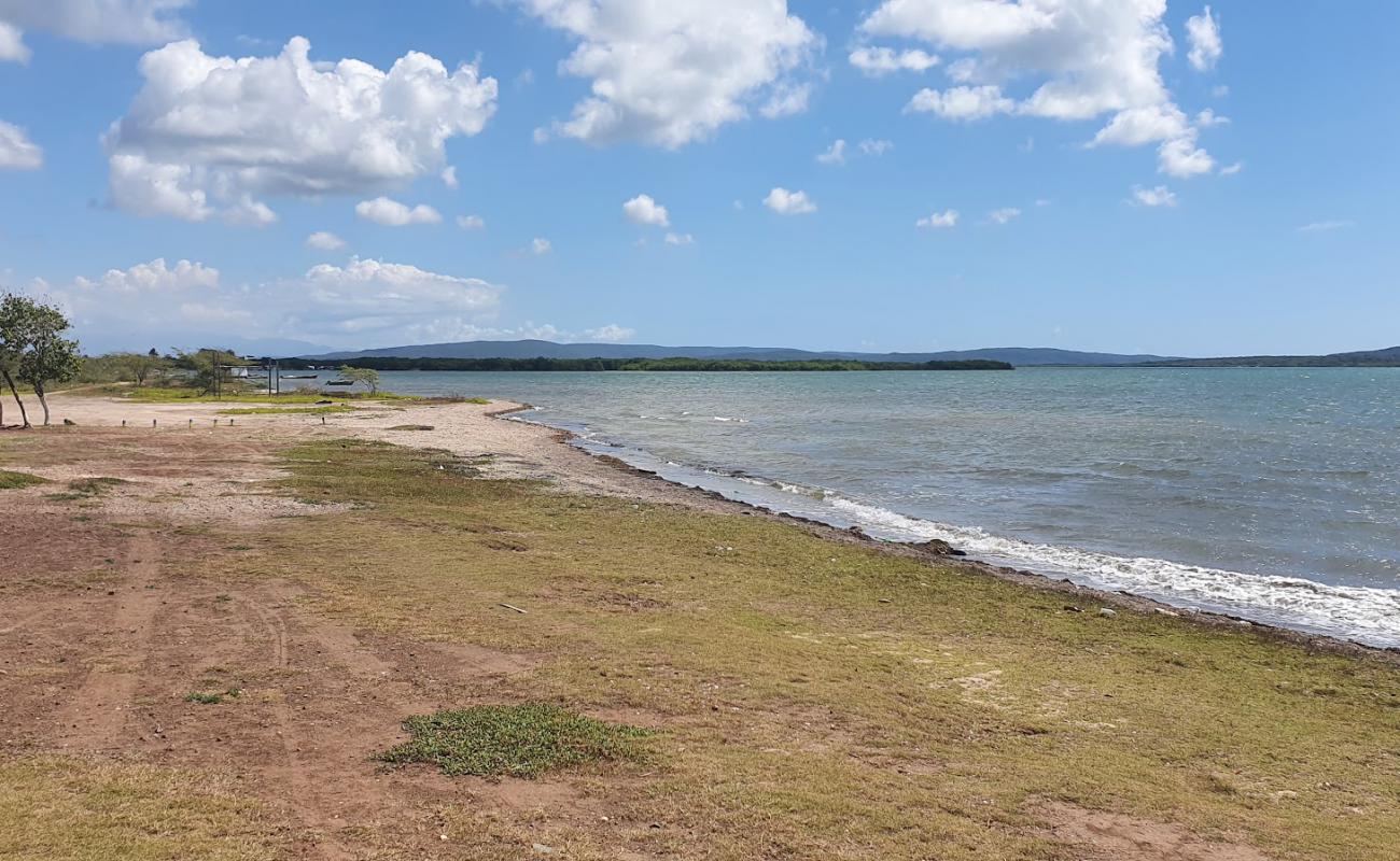 Old Harbour Bay Beach'in fotoğrafı kahverengi kum yüzey ile