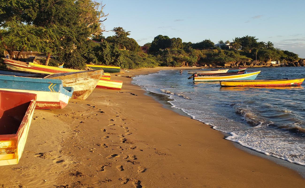 Billy’s Bay Beach II'in fotoğrafı açık bej kum yüzey ile