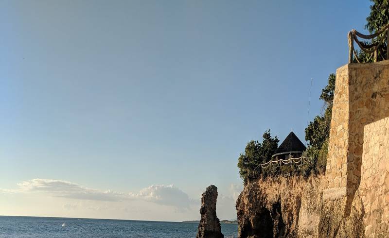 Fort Charles Beach'in fotoğrafı açık bej kum yüzey ile