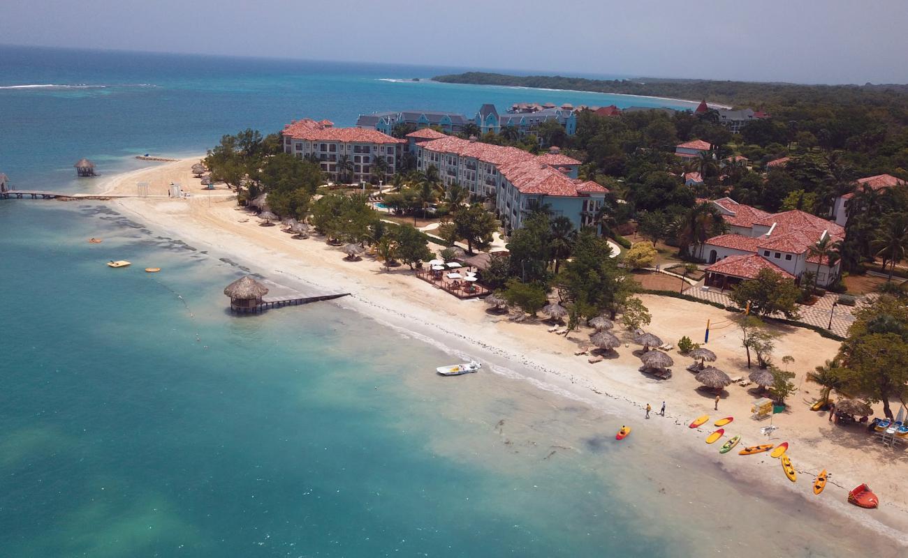 Sandals Plajı'in fotoğrafı parlak ince kum yüzey ile