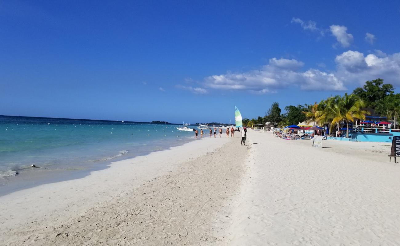 Norman Manley Beach'in fotoğrafı i̇nce bej kum yüzey ile