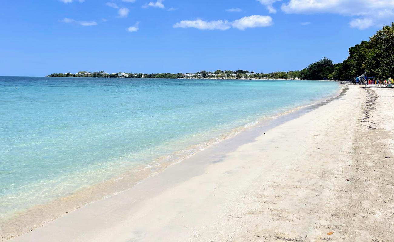 Bloody Bay Beach'in fotoğrafı i̇nce beyaz kum yüzey ile
