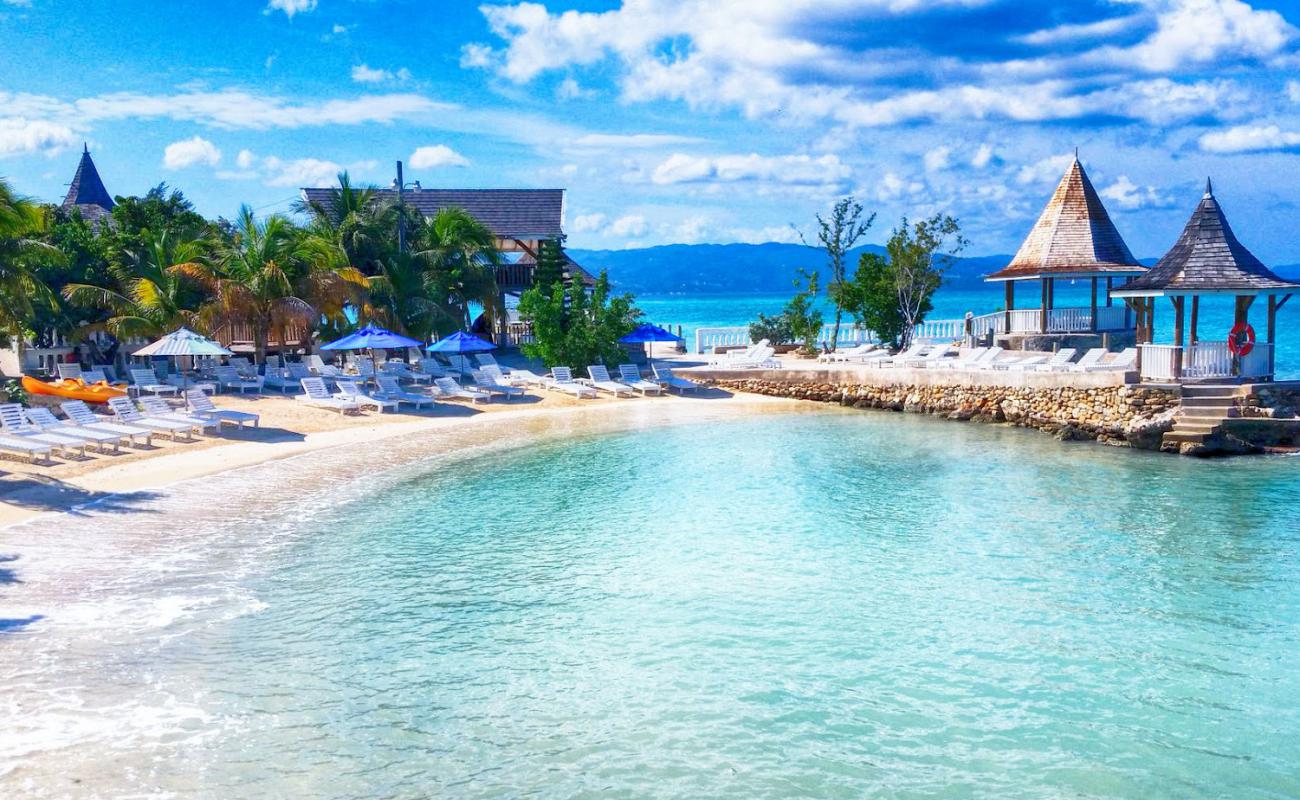 Sea Garden Beach'in fotoğrafı açık bej kum yüzey ile