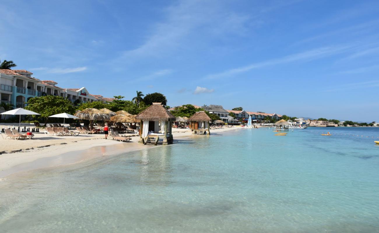 Sandals Montego Bay Plajı'in fotoğrafı i̇nce bej kum yüzey ile