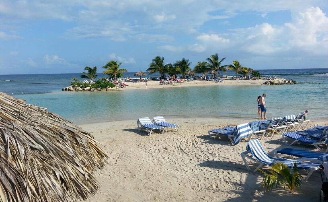 Holiday Inn Montego Bay Plajı'in fotoğrafı açık bej kum yüzey ile