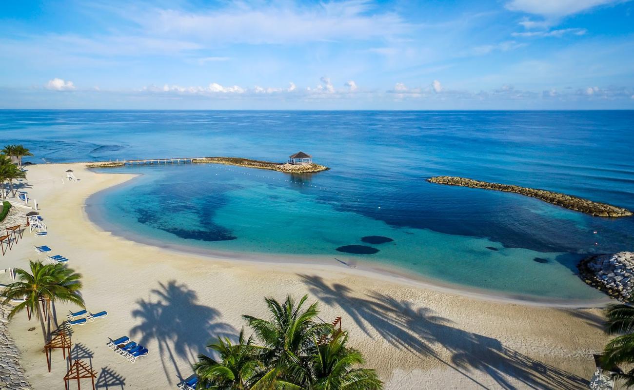 Jewel Grande Montego Bay Plajı'in fotoğrafı i̇nce bej kum yüzey ile
