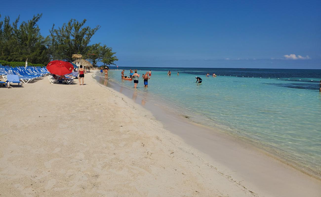 Blue Waters Beach'in fotoğrafı i̇nce bej kum yüzey ile