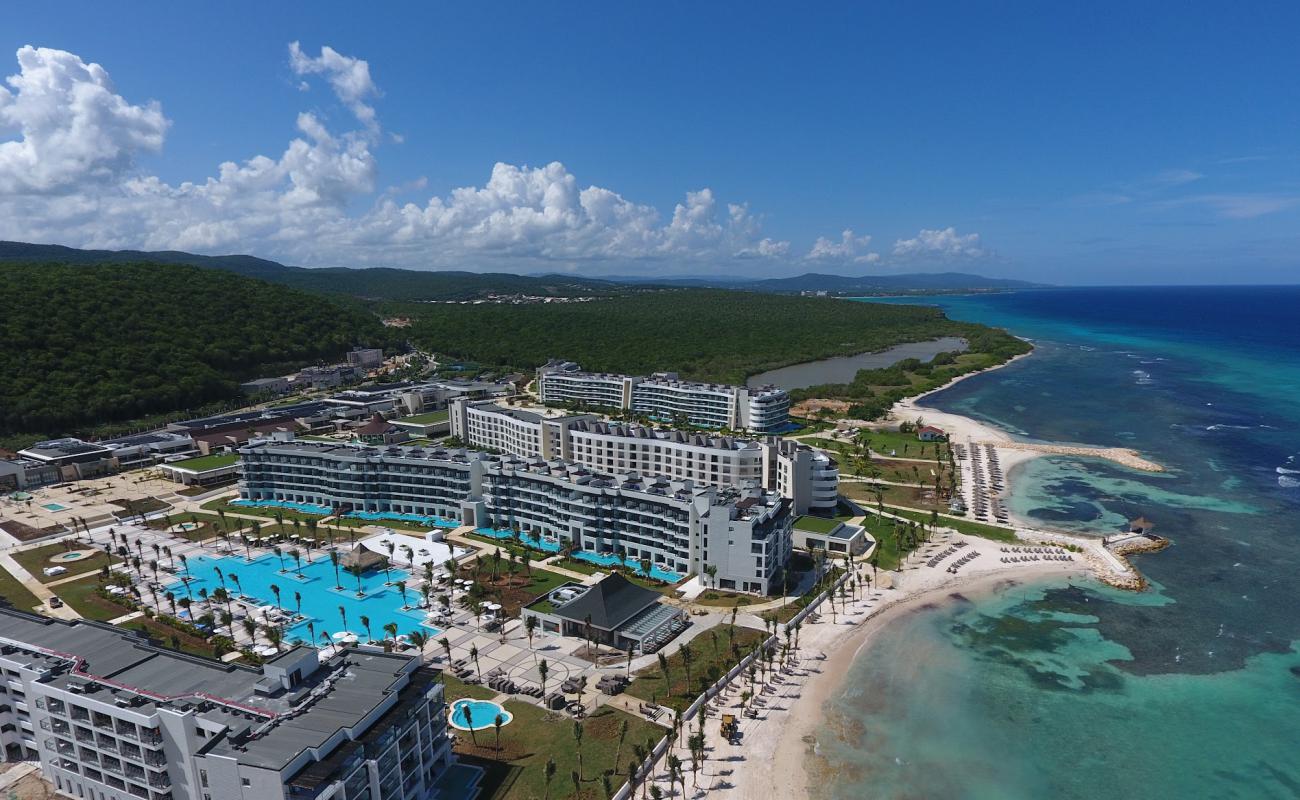 Ocean Eden Bay'in fotoğrafı açık bej kum yüzey ile