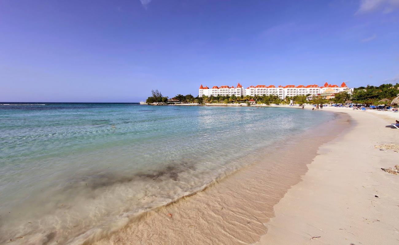 Bahia Principe Plajı'in fotoğrafı açık bej kum yüzey ile