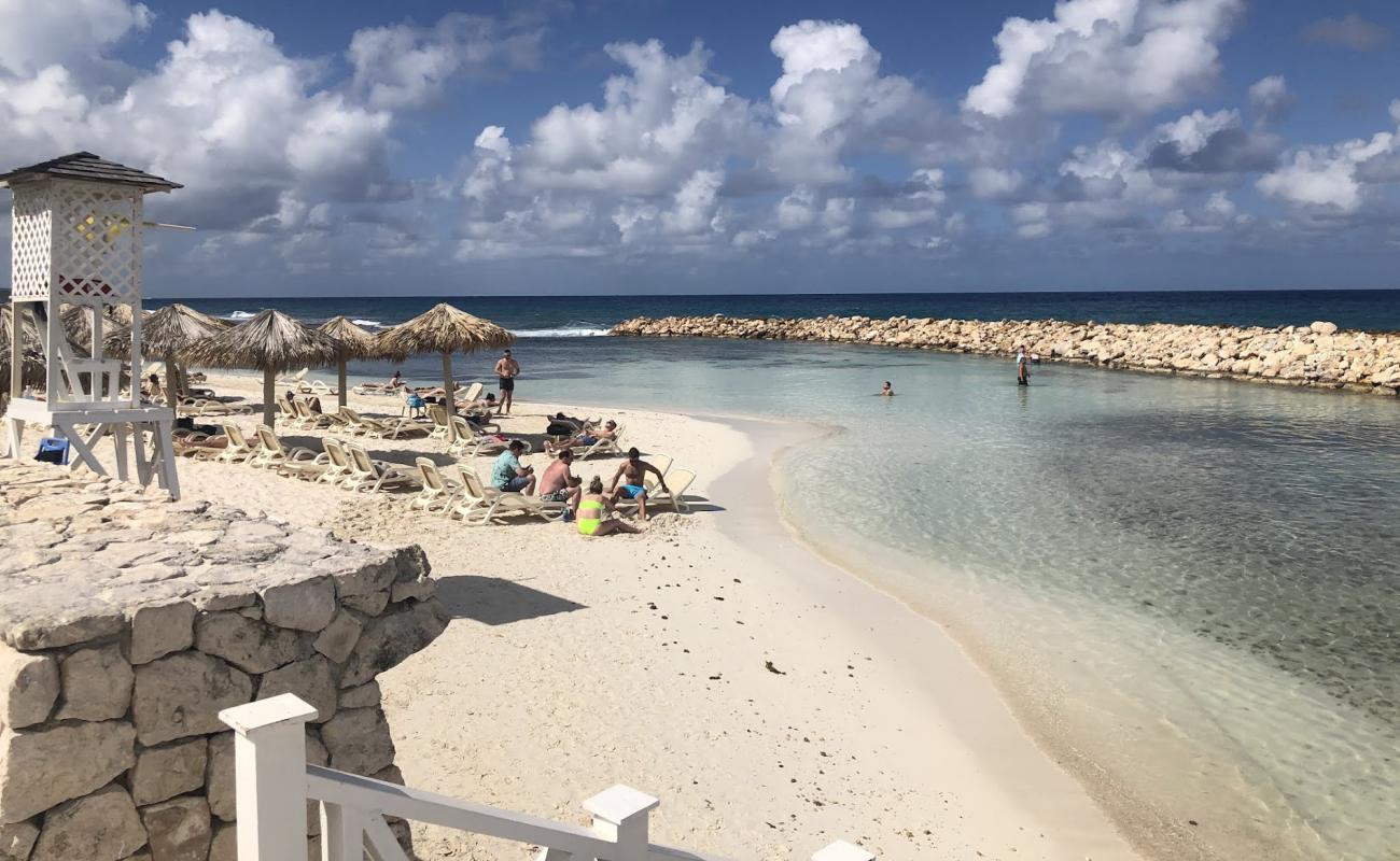 Bahia Principe Runaway Bay Plajı'in fotoğrafı açık bej kum yüzey ile