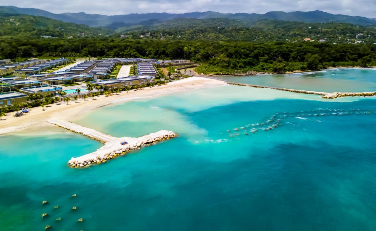Saint Ann's Bay'in fotoğrafı açık bej kum yüzey ile