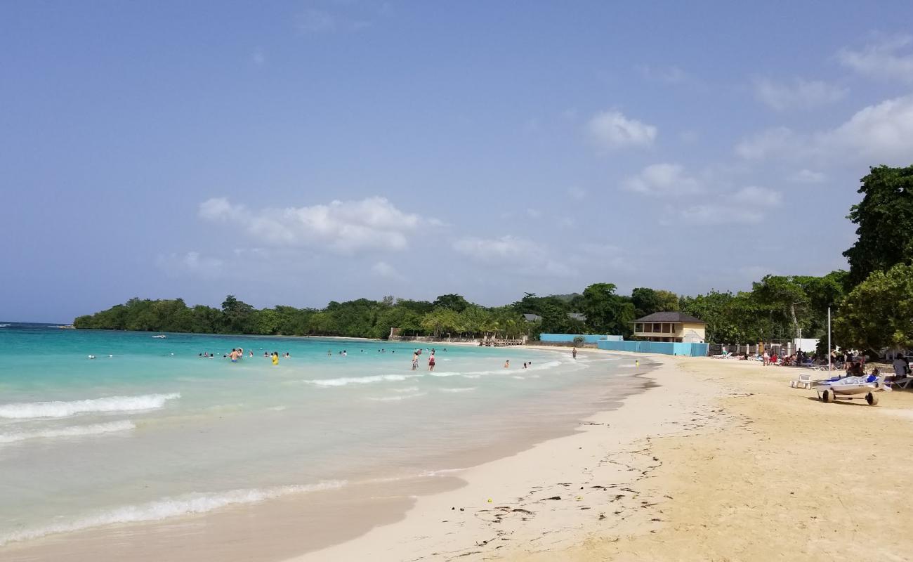 Old Fort Bay Beach'in fotoğrafı i̇nce bej kum yüzey ile
