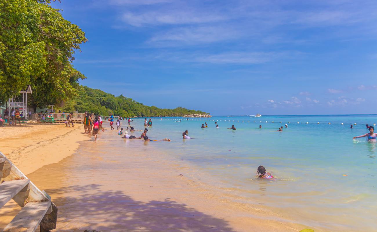 Dunn's River Beach'in fotoğrafı i̇nce bej kum yüzey ile