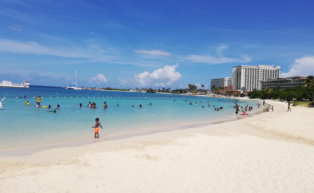 Ocho Rios Koyu Plajı'in fotoğrafı i̇nce bej kum yüzey ile