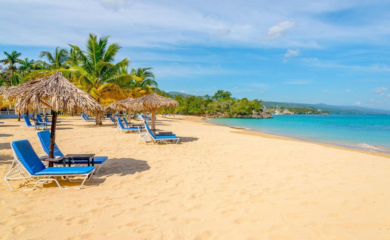 Jamaica Inn Plajı'in fotoğrafı i̇nce bej kum yüzey ile