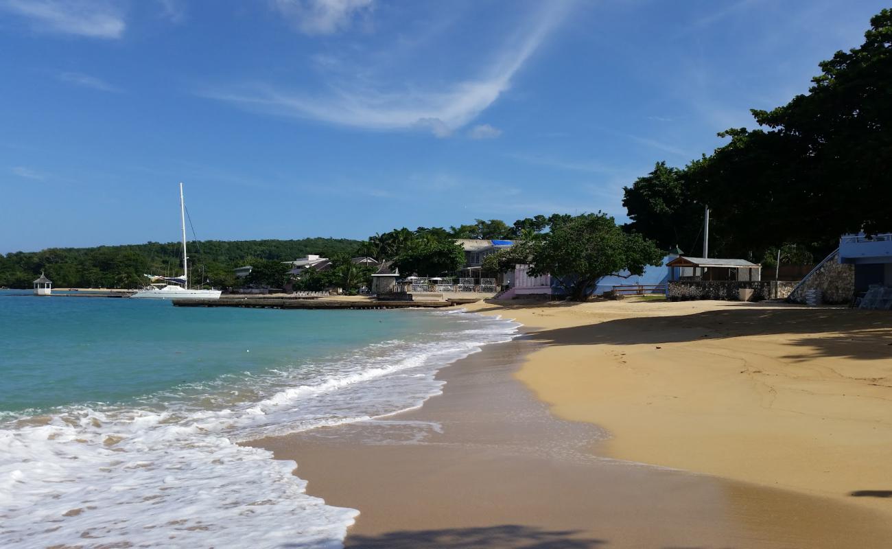 Shaw Park Beach'in fotoğrafı i̇nce bej kum yüzey ile