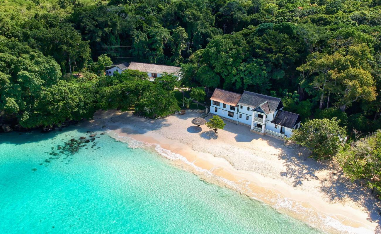 Frankfort Bay'in fotoğrafı düz bir kıyı şeridi ile birlikte