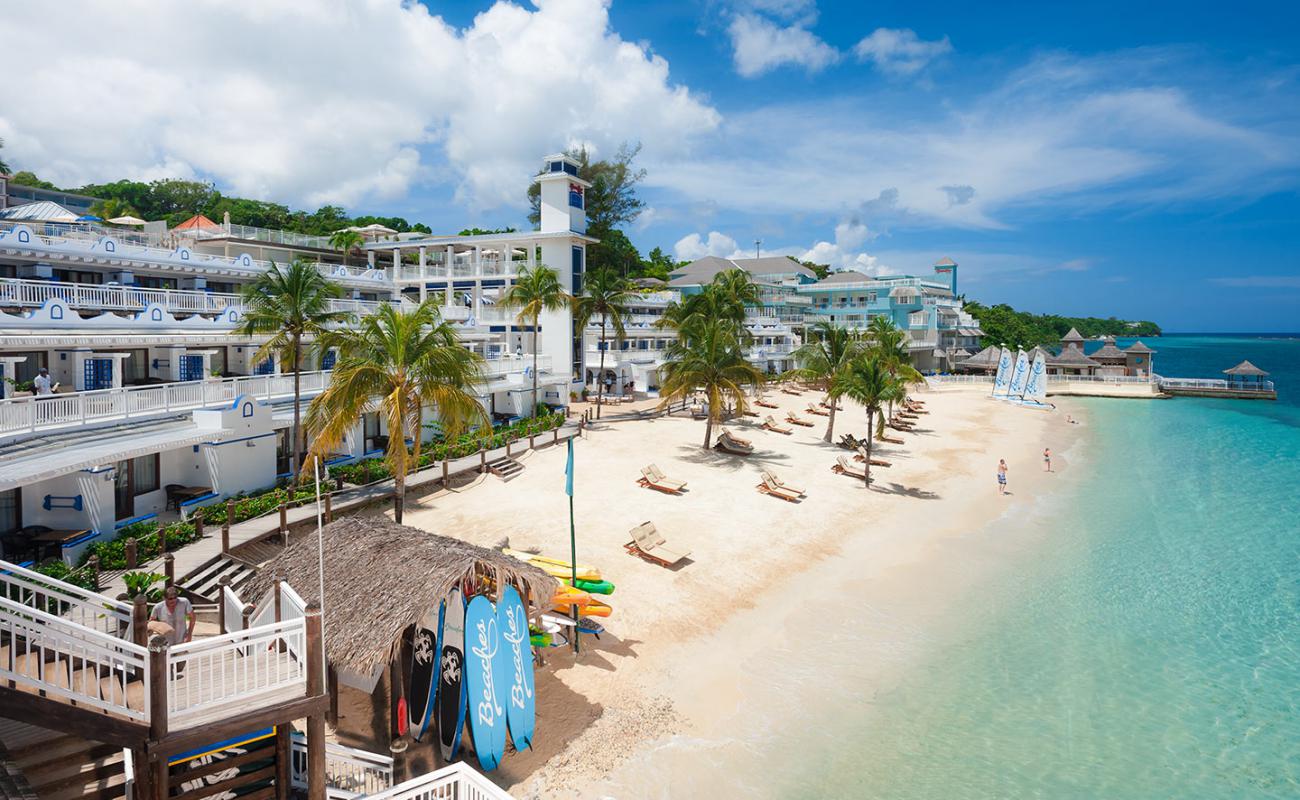 Ocho Rios'in fotoğrafı i̇nce bej kum yüzey ile