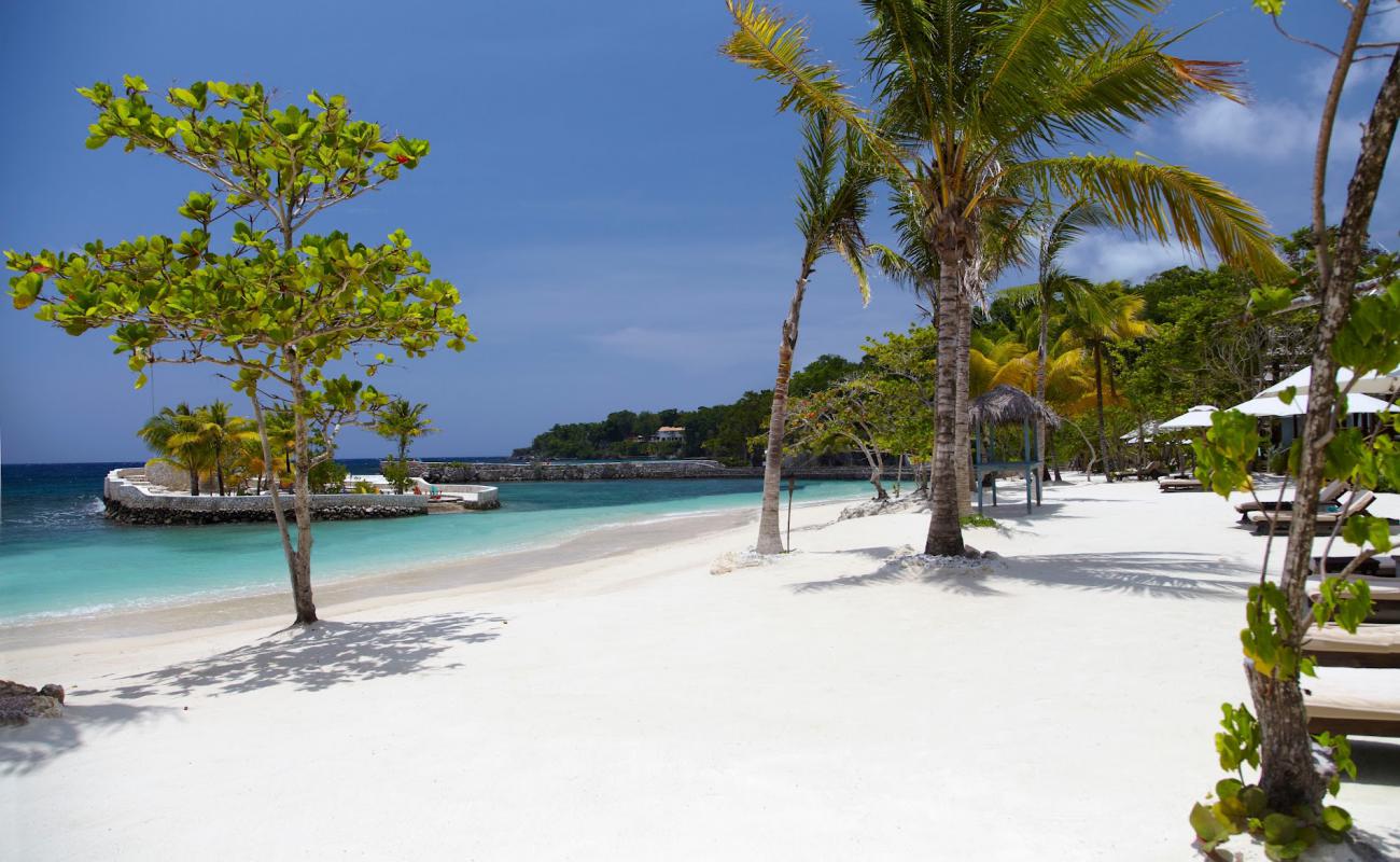 Goldeneye beach'in fotoğrafı i̇nce bej kum yüzey ile
