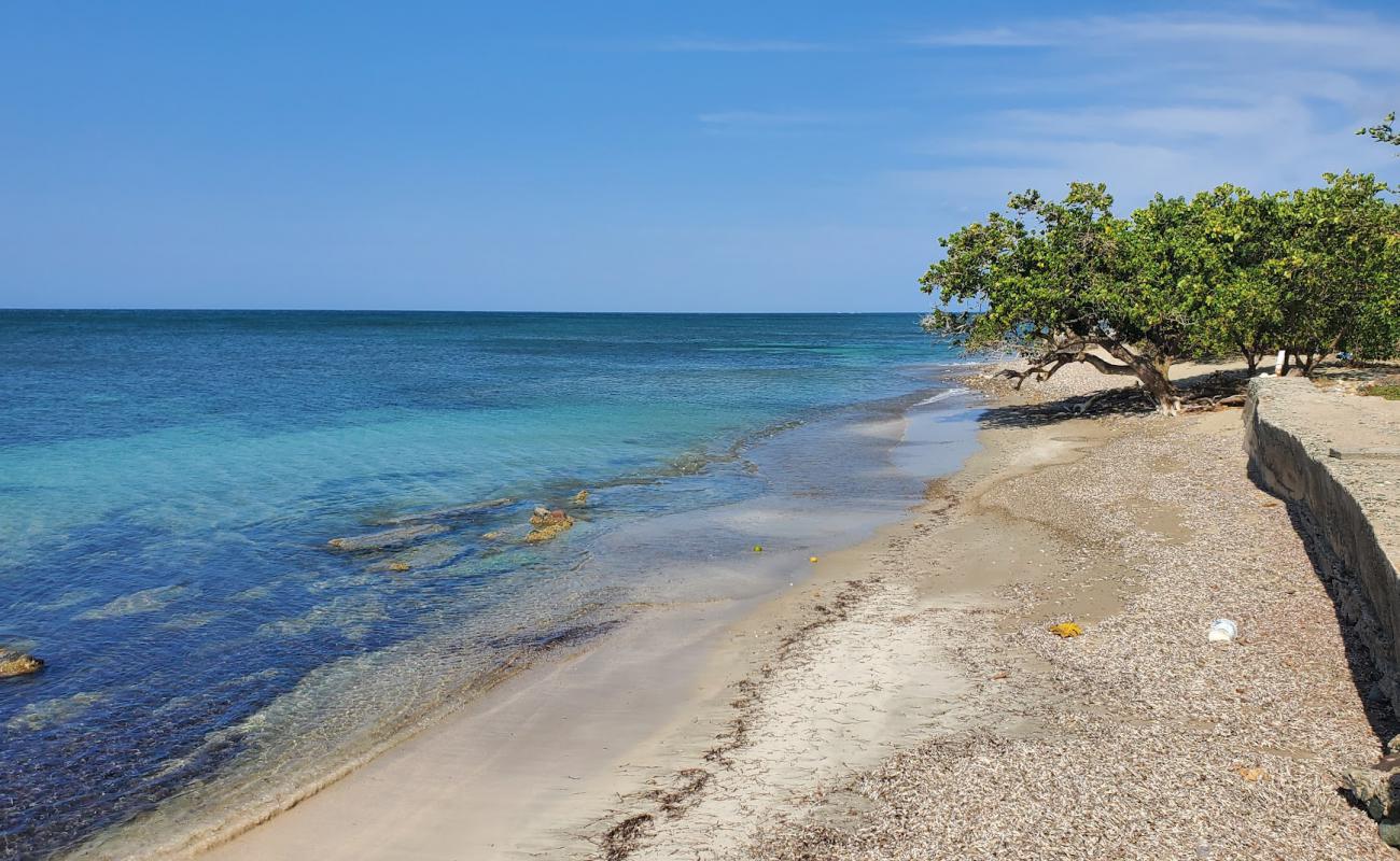 Saunders beach'in fotoğrafı açık bej kum yüzey ile
