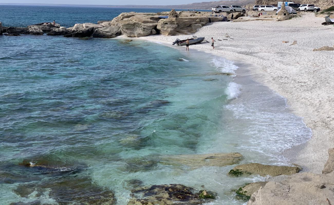 Shell Beach'in fotoğrafı beyaz kum yüzey ile