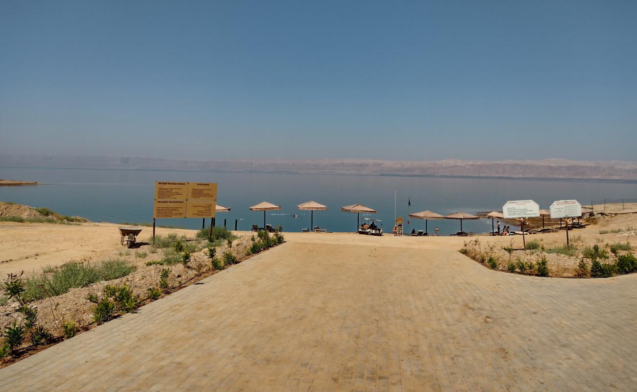 Dead Sea Beach'in fotoğrafı siyah kum ve çakıllar yüzey ile